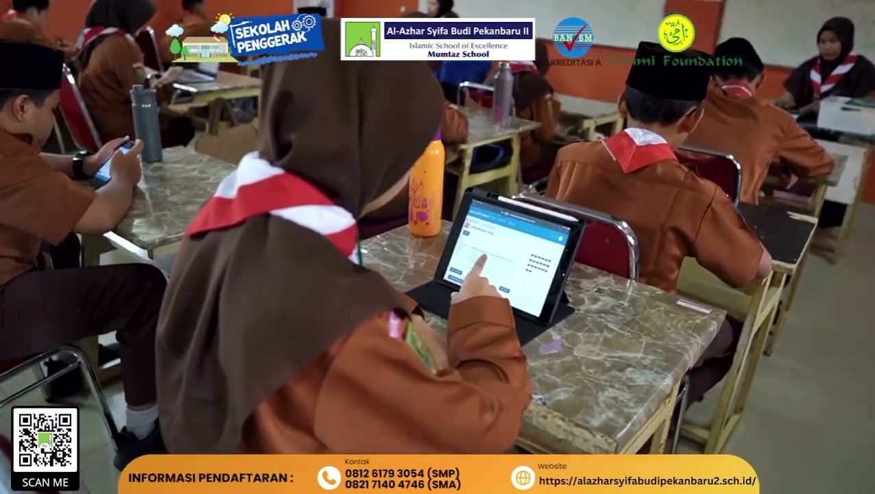 Siswa menggunakan perangkat digital dalam kegiatan belajar